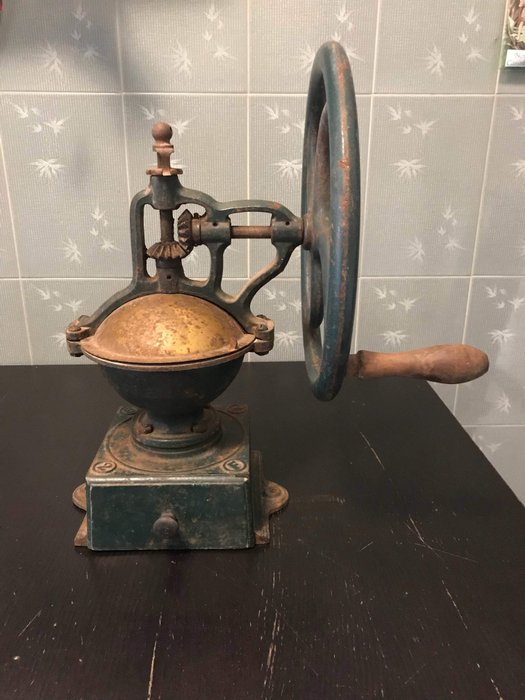 Coffee grinder bench with FB wheel Tre Spade mod. 14 Bis, cast iron, late 1800s, early 1900s
