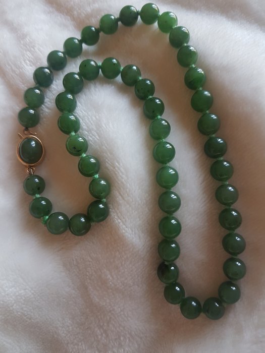 Elegant emerald-green jade necklace, circa 1950s