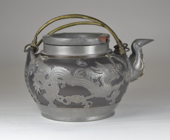 A black Yixing clay teapot with pewter overlay – China – - Catawiki