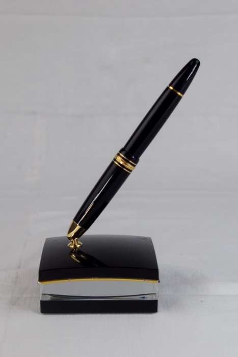 Montblanc Meisterstuck fountain pen, plus pen stand