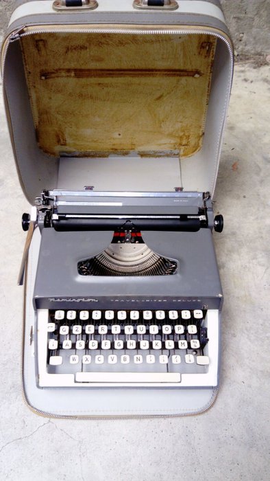 Remington travel-riter de luxe typewriter