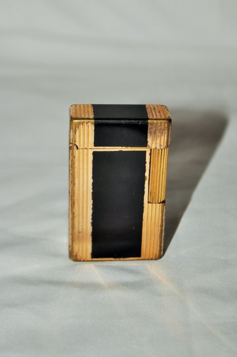 Dupont lighter, black Chinese lacquer and gold plated