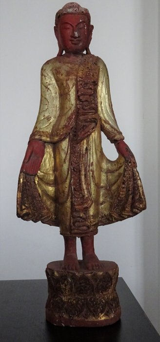 Buddha Mandalay in legno dorato a foglia alto cm 48 - Mandalay, Birmania 
 - seconda meta' XX secolo
