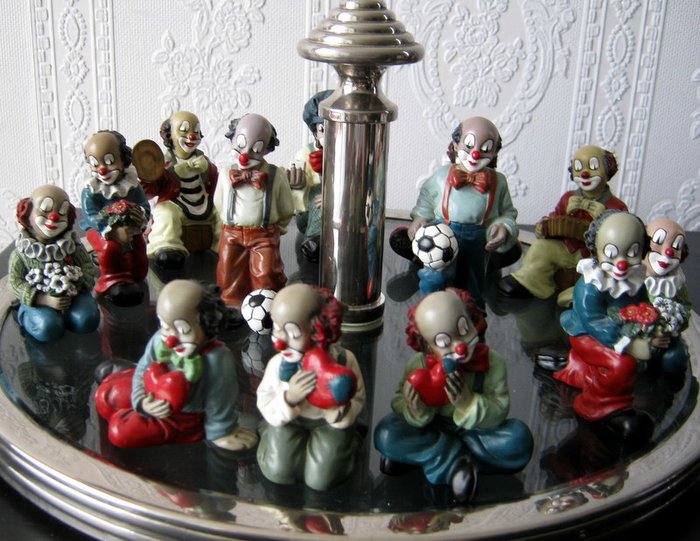 A collection of 13 special Gilde Clowns