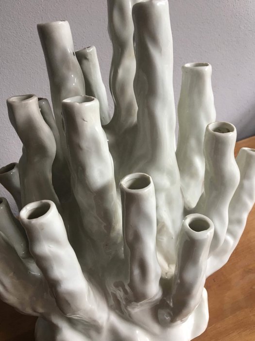 Norman Trapman - Coral tulip vase - White porcelain - Pols Potten - Second half of the 20th century