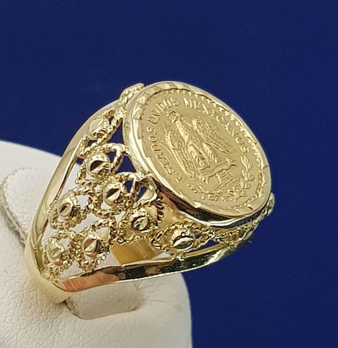 18 kt yellow gold ring set with 2 Mexican Pesos gold coin. Size HK12