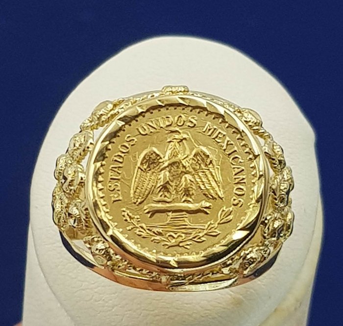 Anillo realizado en oro amarillo de 18k con moneda de oro de 2 pesos mexicanos engarzada. Talla HK-12 / US-5,50