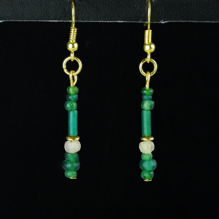 Ancient Roman Glass Earrings with Roman green glass beads - - Catawiki