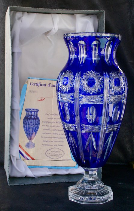 Large cobalt blue vase in Regency crystal hand carved, mouth blown in limited edition N ° 76 / 150