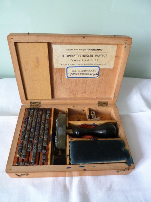 Rare portable printing set in its wooden box - Branded ‘Le composteur inusable universel’ - France - Early 20th century