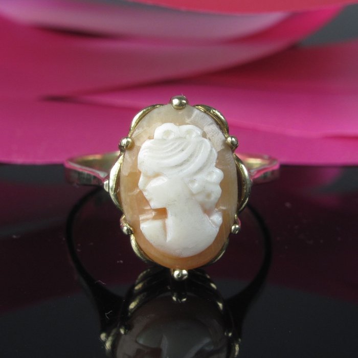 Antique gold ring with seashell cameo ladies' head
