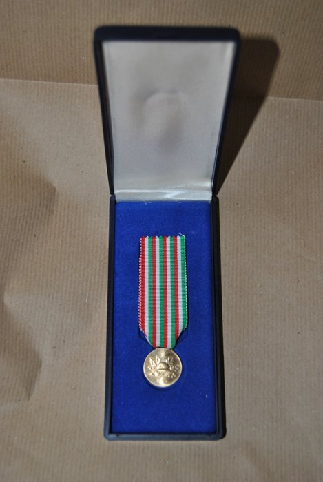 750 gold medal, 50° Anniversario della Vittoria 1918/1968, Italy (case included)