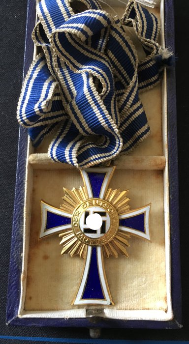 2nd World War German Reich Mother Cross Badge in Gold with a Case 1938/1945