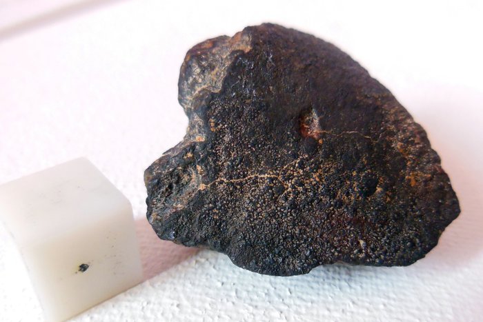 Meteorito de condrita carbonácea - 3,4 cm x 2,6 cm x 3,2 cm - 18,8 gr