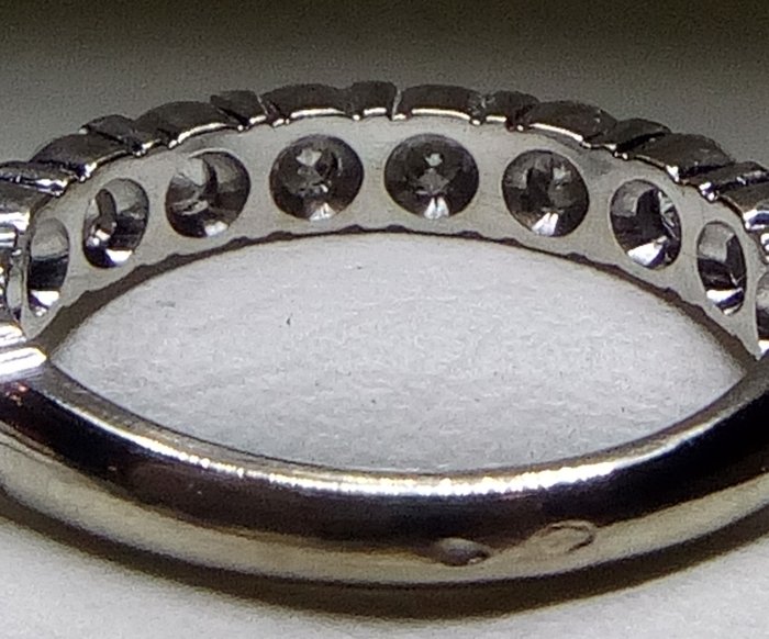 18 carat white gold diamond ring set with ca.1.55 ct brilliant cut