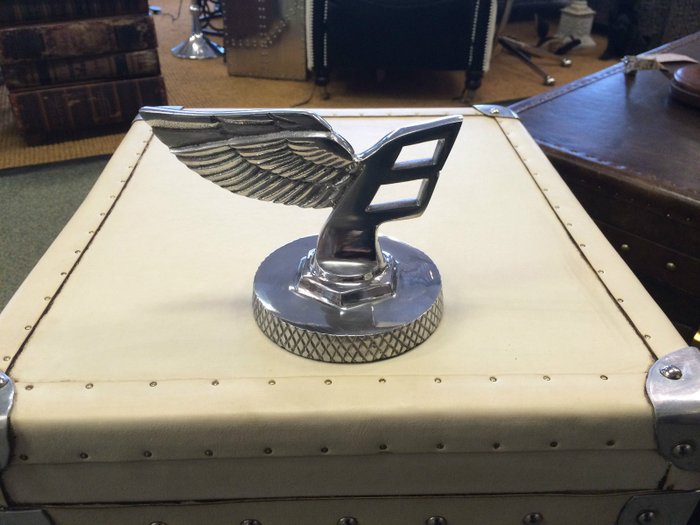 Image 2 of Decorative object - Flying B Bentley Car Emblem Mascot Desk Paperweight - Bentley