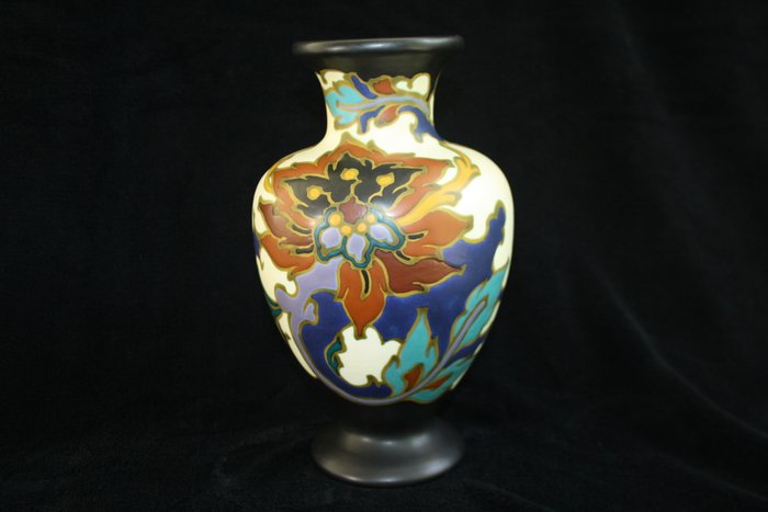 Kunstaardewerkfabriek Regina – Gouda earthenware large vase decor ‘Rosario’ (1925-1935)