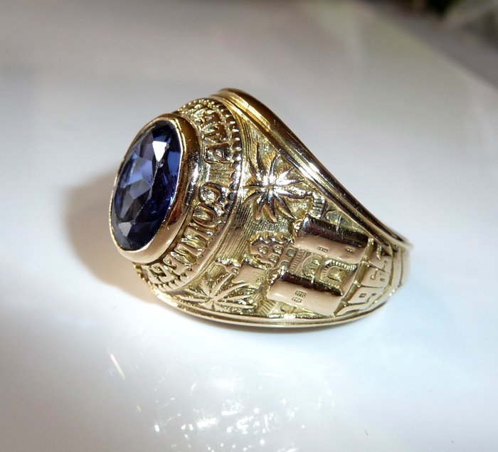 College ring San Diego 10 kt /416 gold ring with synthetic sapphire/spinel 20.7 g