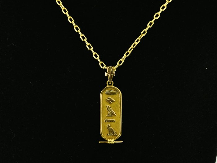 Oro 18k. Collar con colgante cartucho egipcio. Peso: 5.31 g 