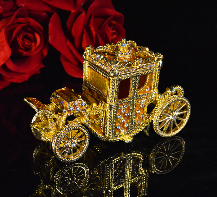 Royal Golden Carriage jewelry box or trinket box - Fabergé style - Schmuckschatulle - Vergoldete, orangefarbene Emaille mit 121 Kristallen – Neuwertiger Zustand.