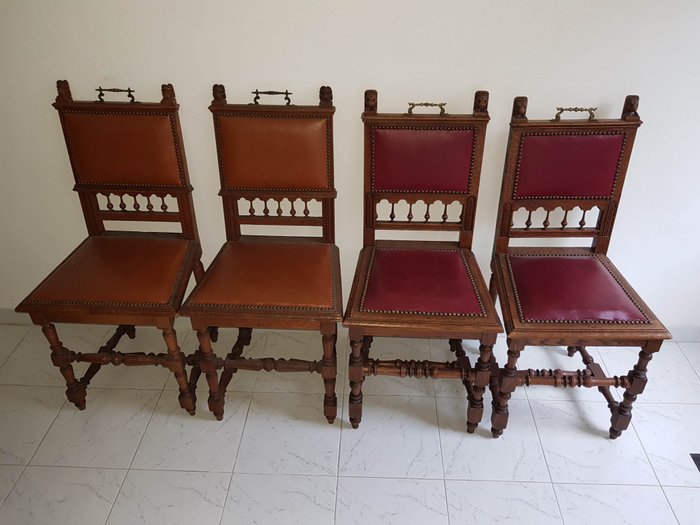 4 Eikenhouen middeleeuws stijl stoelen met leeuwenkoppen - België - Ca. 1920