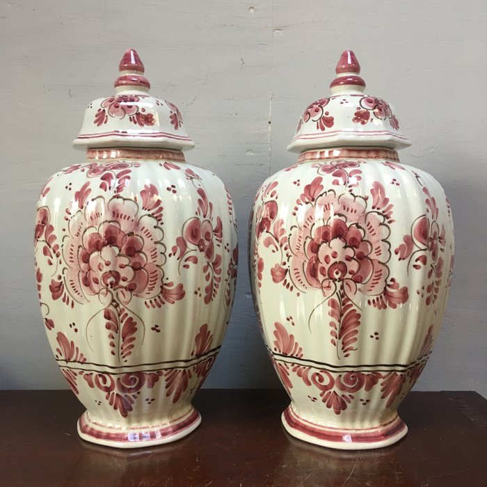 Set of two hand-painted Delft Red vases with lid, in good condition.