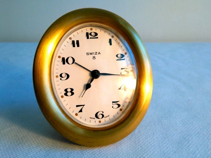 Swiza 8 - Elegant oval alarm table clock, hand-wound, in gold-filled brass