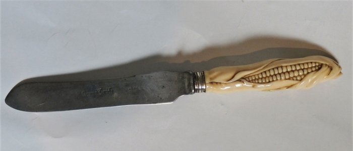 A large Victorian bread knife with a carved ivory handle in the form of a corn cob handle - Japan - 19th century (Meji period)