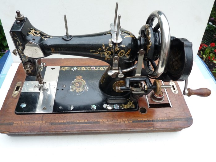 Schitterende antieke naaimachine type "Wilhelmina" van het fabricaat Durkopp uit 1918.