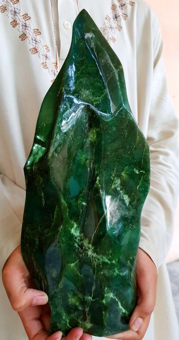 Jade (zäh, grünes Mineral entweder Jadeit oder Nephrit Amphibole) getrommelt - 38 x 14.3 x 8.5 cm - 6086 gram
