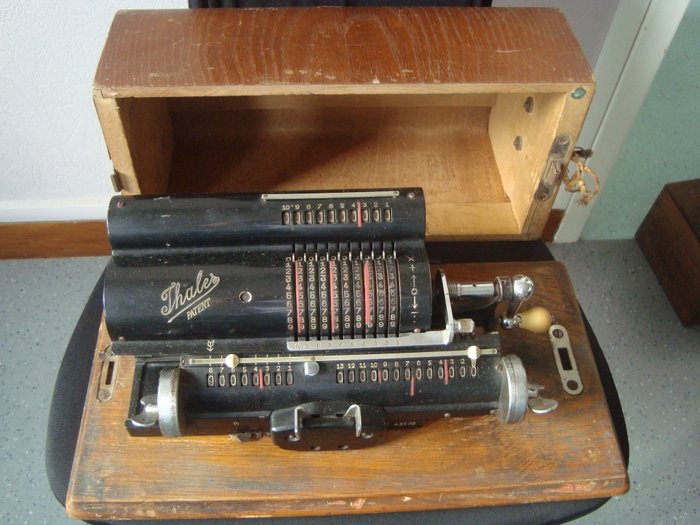 Calculator Thales Patent CE 43578 and wooden box - metal and wood - Germany