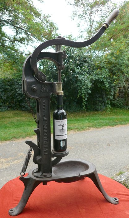 Vintage French corking machine made of cast iron "LA MEILLEURE" - B.F.PARIS