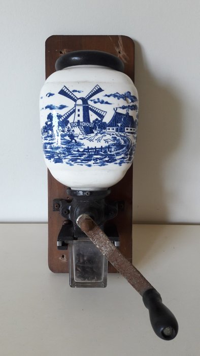 Vintage coffee grinder Delft blue