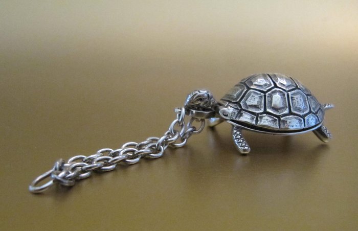 strimmel folder Hovedkvarter Silver Gucci pill box in the shape of a turtle! - Catawiki
