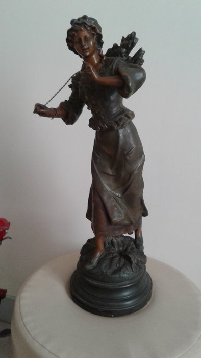 Sculpture en régule signé Emile Bruchon ( Femme bûcheronne )