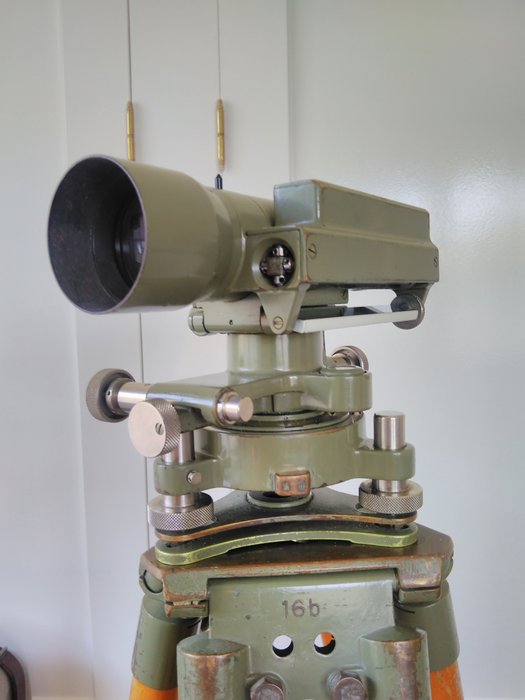 Wild Heerbrugg Nk2 telescope (level device) from the 50s, made in Switzerland, in original state.