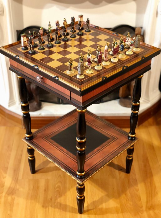 Begrænset oplag - Cleopatra Chess Table - Metal malet med hånden