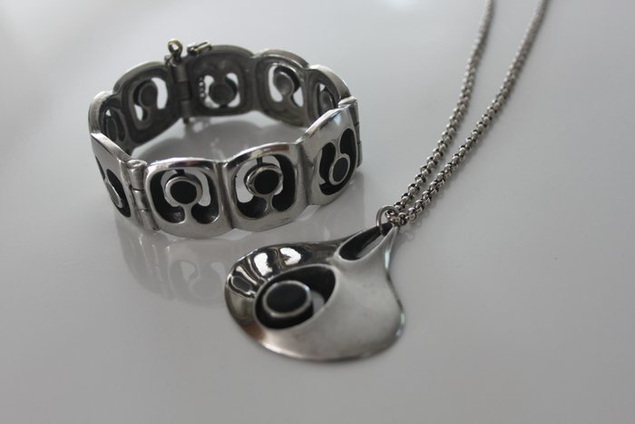 Modernist items of jewellery, Norway, by Eivind Hillestad Bracelet + necklace with pendant made of silver tin with onyx