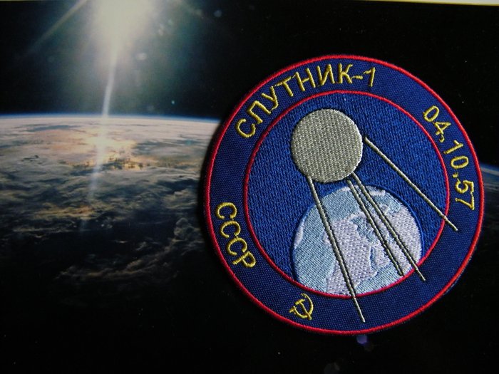 Sputnik-1 and Earth - Embroidered patch,  four photos taken - Catawiki