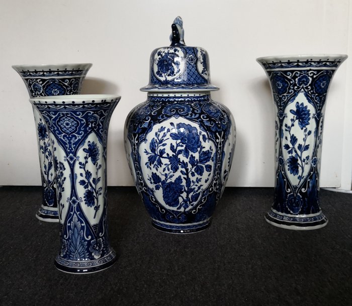 ei Onderzoek het Traditie Lot of 4 Delft Blue Villeroy & Boch vases - Catawiki