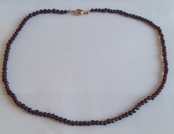 Antique garnet necklace with 14 kt gold clasp