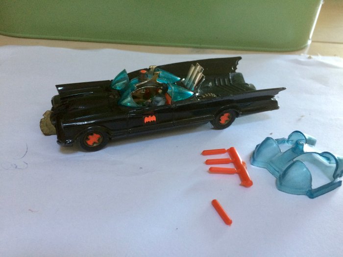 Corgi - 1:43 - Corgi Toys - Schaal 1/43 - 267 - Batmobile met de figuren Batman en Robin 