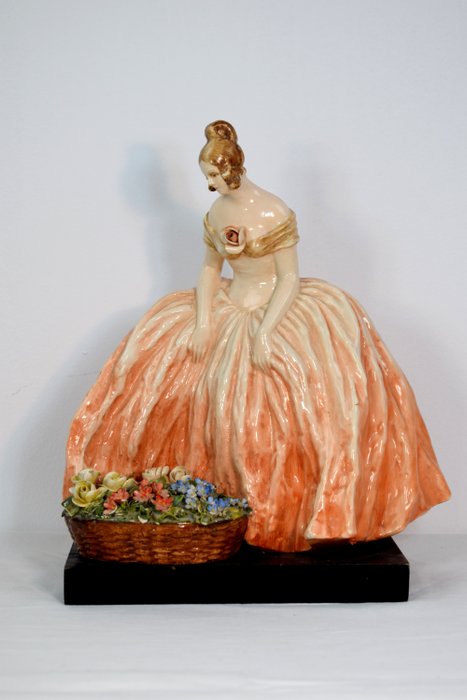 Guido Cacciapuoti - sculpture depicting a lady