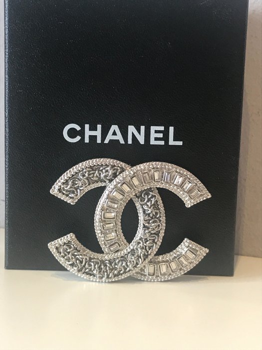 Chanel - costume jewelery, brooches