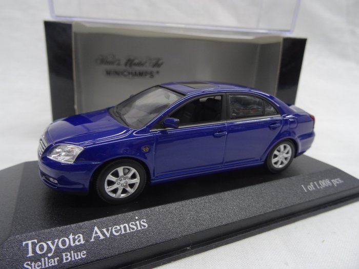 MiniChamps - 1:43 - Toyota Avensis 2002 - Kleur Blauw  - Limited 1008 pcs.