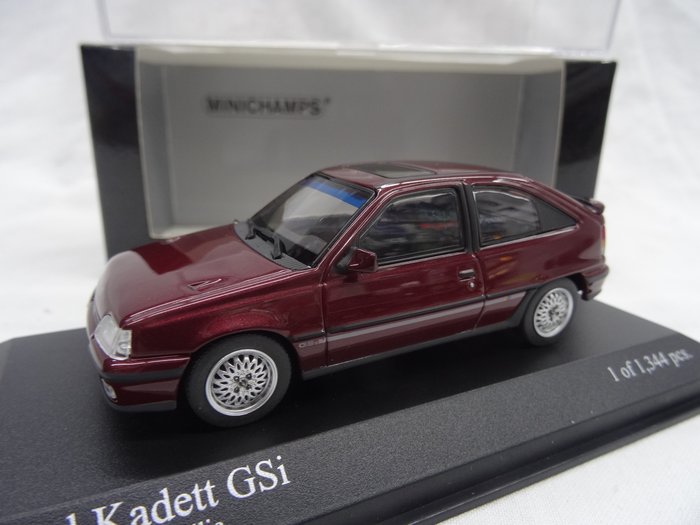 MiniChamps - 1:43 - Opel Kadett GSi - Färg Burgund