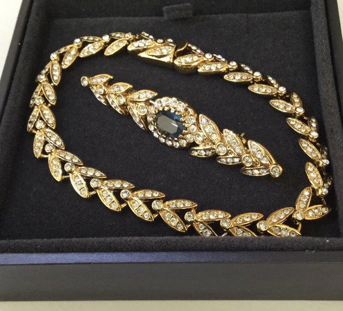 Attwood & Sawyer (A&S) -  Vintage Signed Brooch and Bracelet Set - Gold-plated - Bracelet with 177 Austrian crystals, brooche with 58 Austrian crystals - Mint condition.