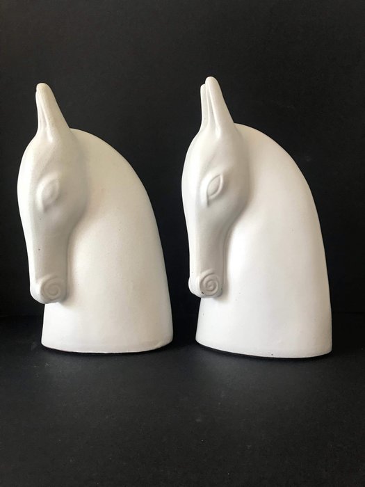 Anette Edmark - Brodd - Two stylised horse heads - Ceramic