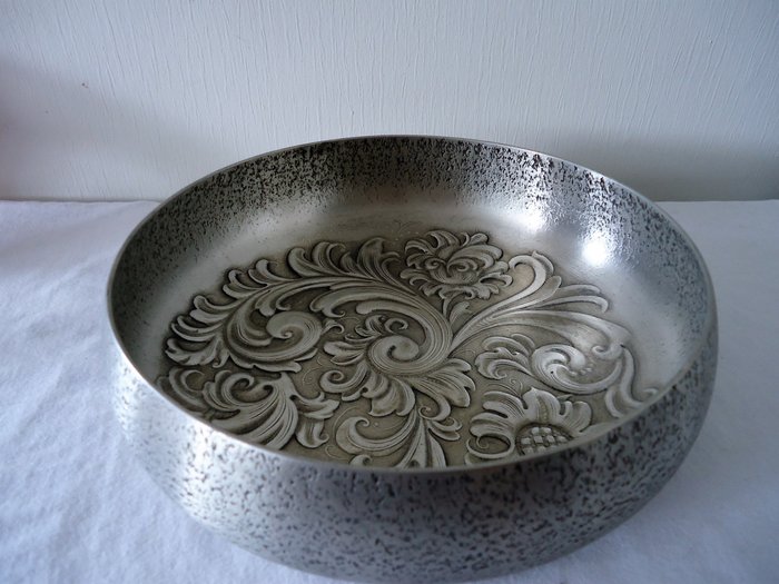 Axel thv Marthinsen voor "EIK TINN" - vintage gehamerde bowl met accantus-versiering