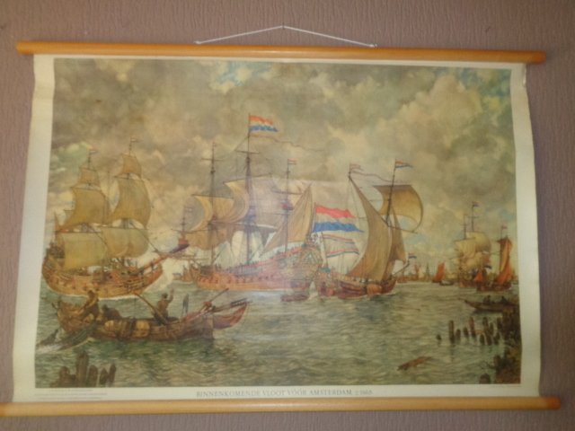 Prachtige originele oude schoolplaat met oude VOC schepen met de titel  " Binnenkomende vloot voor Amsterdam +/- 1665 "